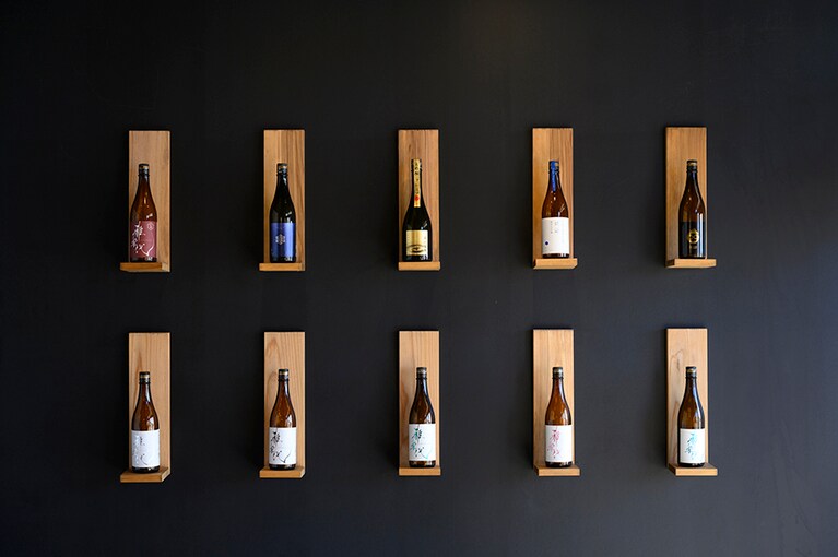 「天領盃酒造」売店のディスプレイ。