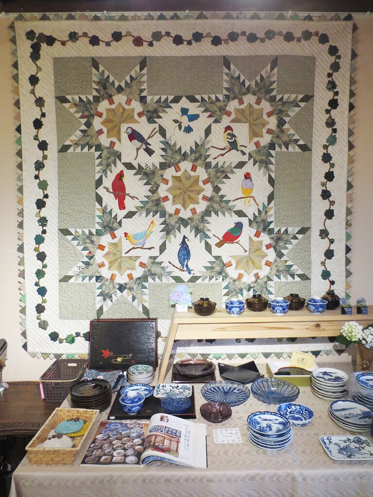 壁に飾られているのは、世津子さんのキルト作品。