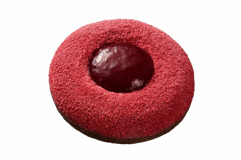 フォンダンショコラドーナツ フランボワーズ 200円。しっとり濃厚なチョコレートドーナツ生地に、ビターなガナッシュクリームとフランボワーズ フィリングを絞ったひと品。ボンボンショコラ「クールフランボワーズ」をイメージ。