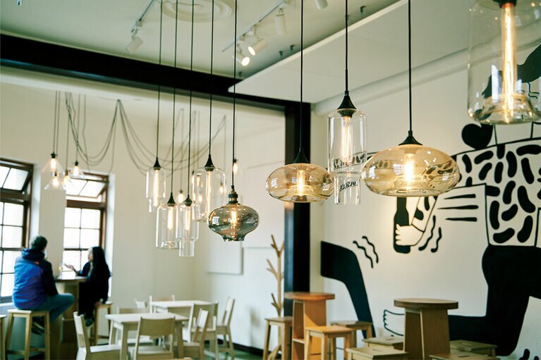 2階の壁にはデンマーク本店より提供されたポップなイラストが描かれている。