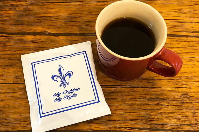 このロゴを見て、あ！と気づくかたもいるのでは？ コーヒーハウス ニシヤ「ドリップバッグ」5個入り 800円。