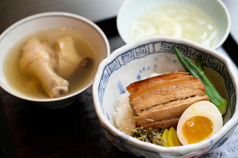 ランチメニューの「爌肉飯（コンローハン）」。