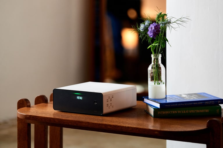 部屋のアンテナには、こちらのチューナーをつなぐだけでOK。最先端のワイヤレス技術で離れた場所でも快適にテレビを視聴できる。