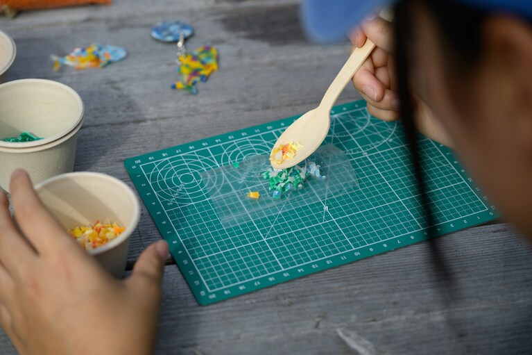 好きな色のチップを選んで魚の型にのせていく。