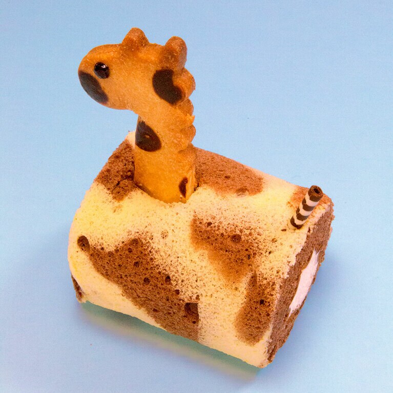 中にバナナクリームを入れたチョコレートスポンジでキリン模様を作り、首はサクっと食べやすいクッキーで仕上げた「バナナジラフ」6.25ドル。