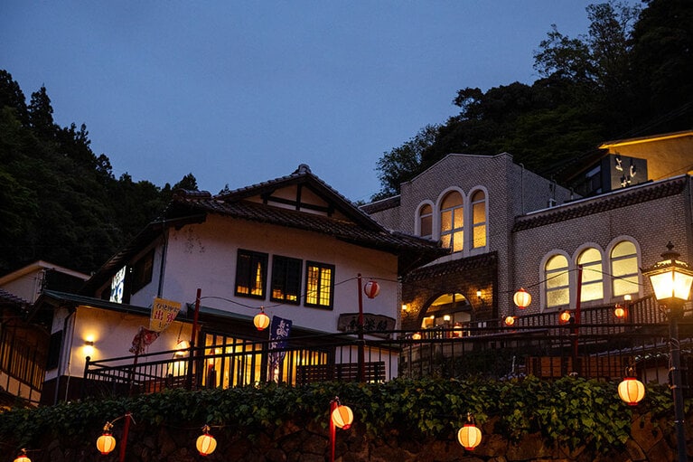 夕暮れになるといっそう風情を増す有福温泉街。