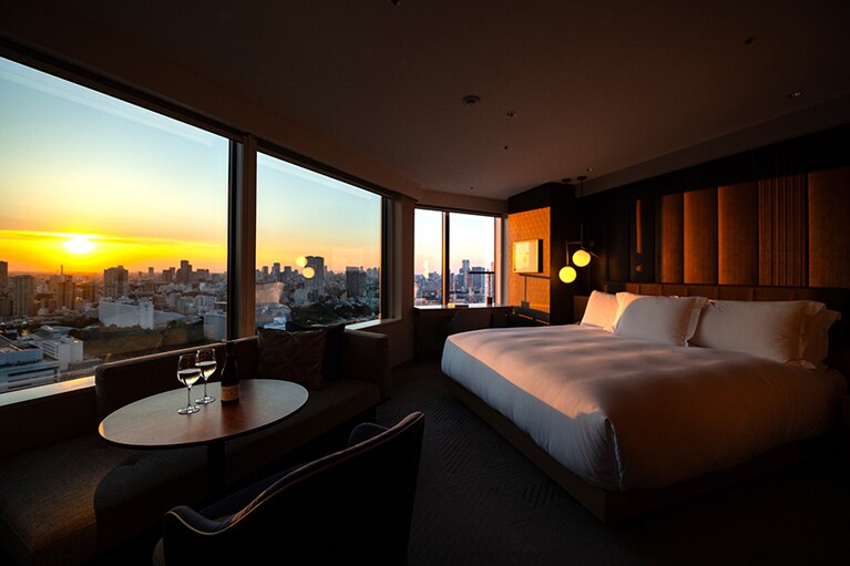 窓の向こうにドラマティックな夕陽を望む「クラブインターコンチネンタルルーム ダブル」。