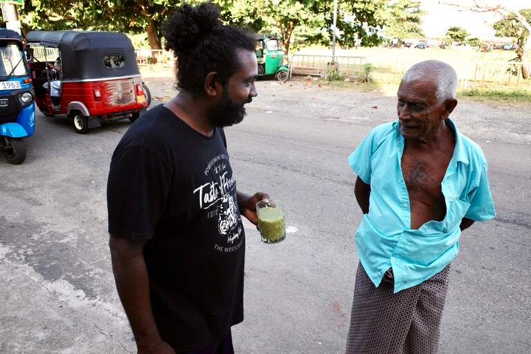 コラキャンダを飲みながら政治の話に花を咲かせる地元民たち。