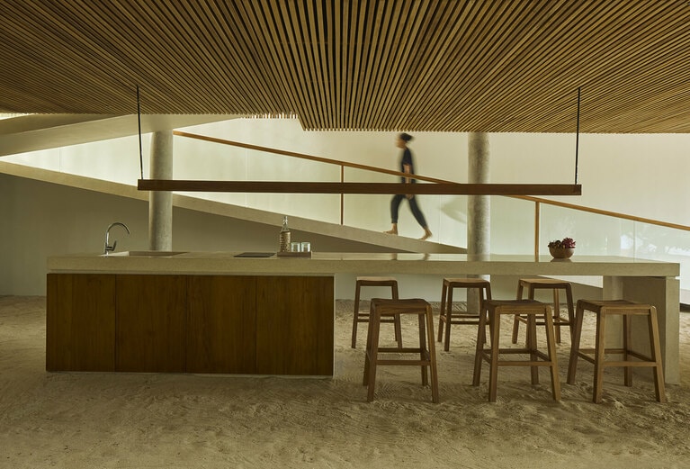 1階のリビング＆ダイニング。2階へはスロープで。