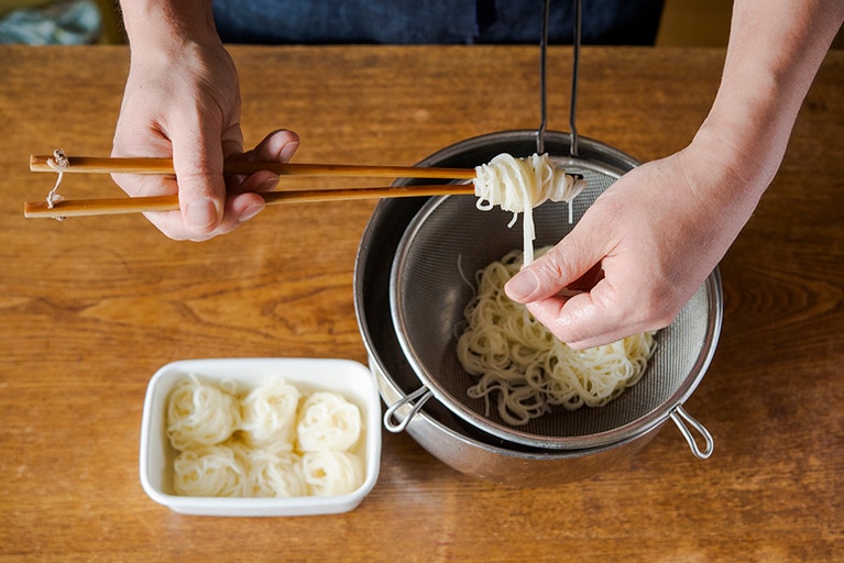 再びザルにあげてオリーブオイルを全体にまぶす。菜箸にそうめんをひと口大に巻き付かせて、お弁当に詰める。