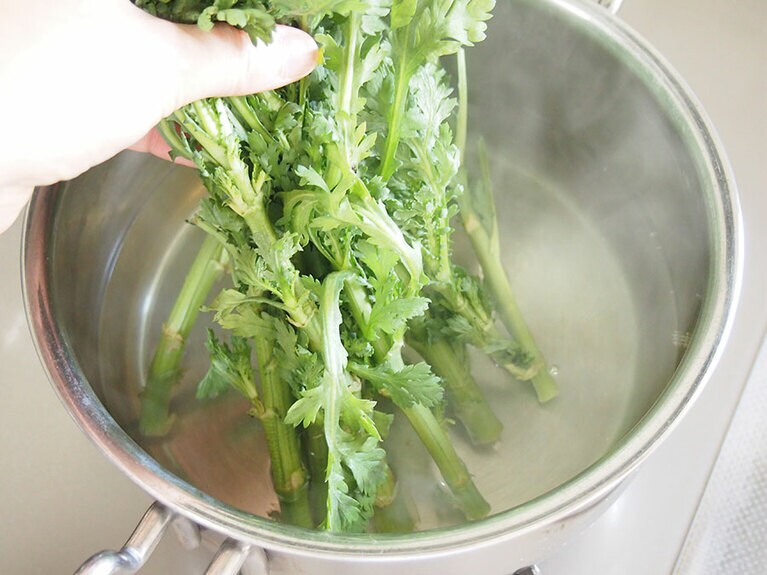 (4) 春菊は、沸騰した湯に軸の部分から入れて茹でます。