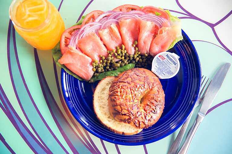 人気のロックスベーグル＆クリームチーズ 12.5ドル、果汁100％のリリコイジュース 4ドル。