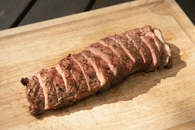 断面が広くなるように切るのが、おいしそうに見えるポイント。