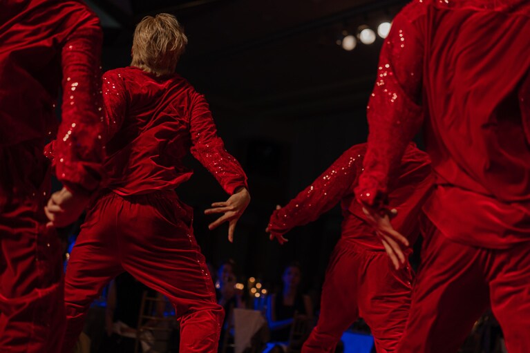 ダンスパフォーマーが祝福のダンスを披露。披露宴はクライマックスへ！