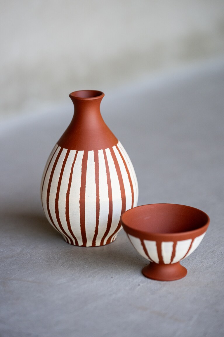 【山田杏奈、佐渡の神秘に触れる】“島外不出”の土「無名異」を使った焼物はまさに佐渡の大地の恵み　撮影：鈴木七絵