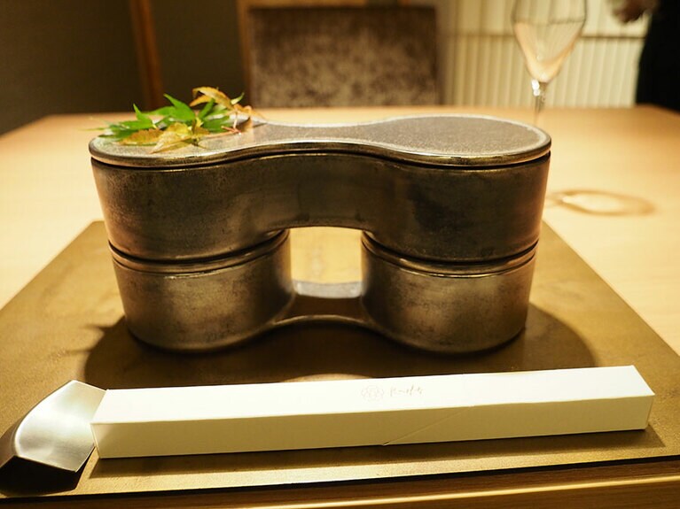 夕食の「旬菜」。2段の器を組み合わせると、「あわじ結び」のような形になる。