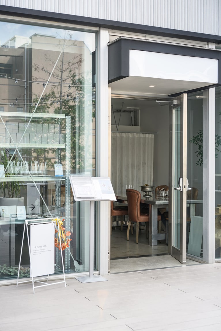 店舗はオープンモール型の商業施設内にあるので、完成までの間はショッピングも楽しめる。