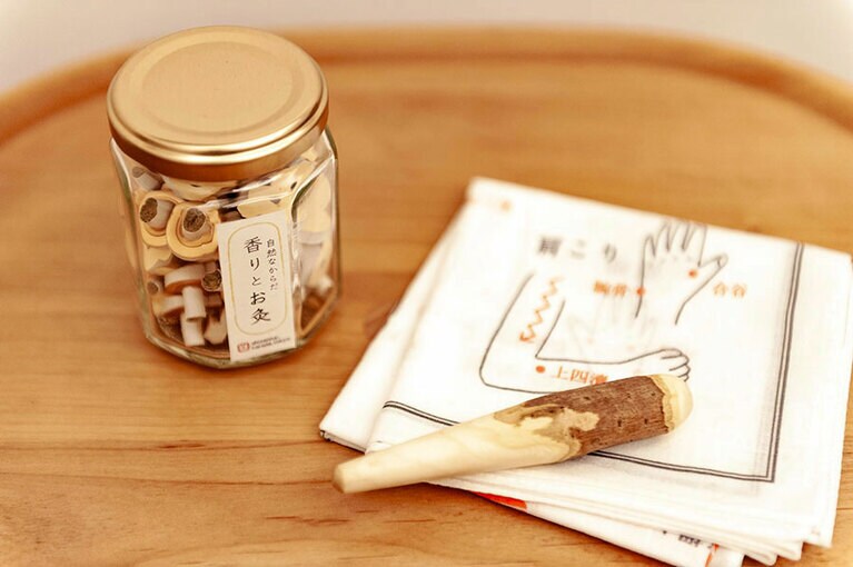 オリジナルのアロマをしみこませたお灸 1,200円や、中川政七商店とコラボしたツボ押し棒 2,000円など。