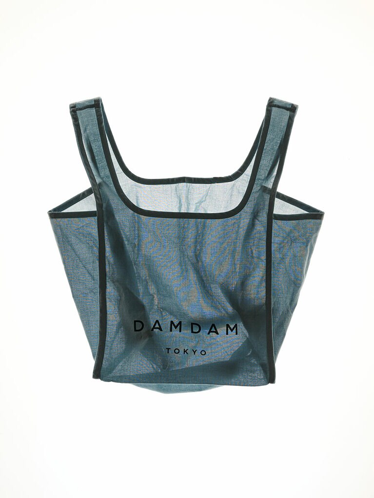 エコバッグは新登場のアイテム。ブランドカラーの青を基調としたサステナブルなエコバッグ。