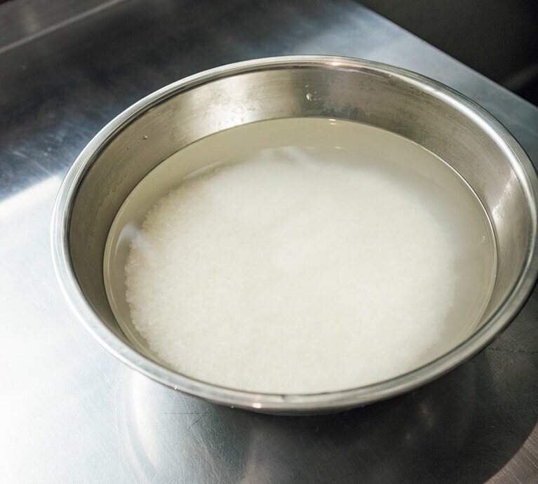 ザルにあげて水気をきったら、次は浸水。