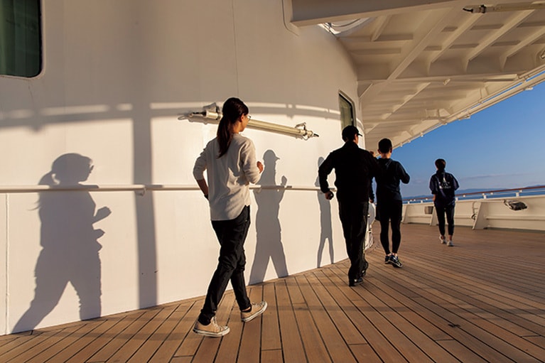 船旅の健康に着目した船上の“ウォーク・ア・マイル”。