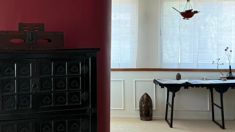 東大門市場で購入した生地を使い韓国の伝統的な雰囲気を醸し出すカーテンに。