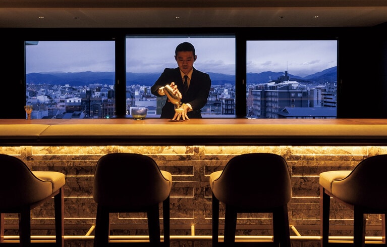 カウンターに座ると見える、町並みの向こうに山々の稜線が広がる様は絵巻物のよう。