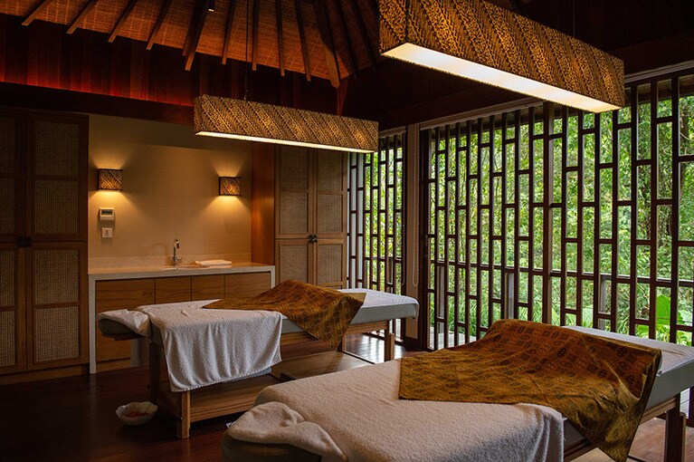 バリのインテリアをあしらったスパルーム。一面の大きな窓が、緑との距離を縮めてくれる。