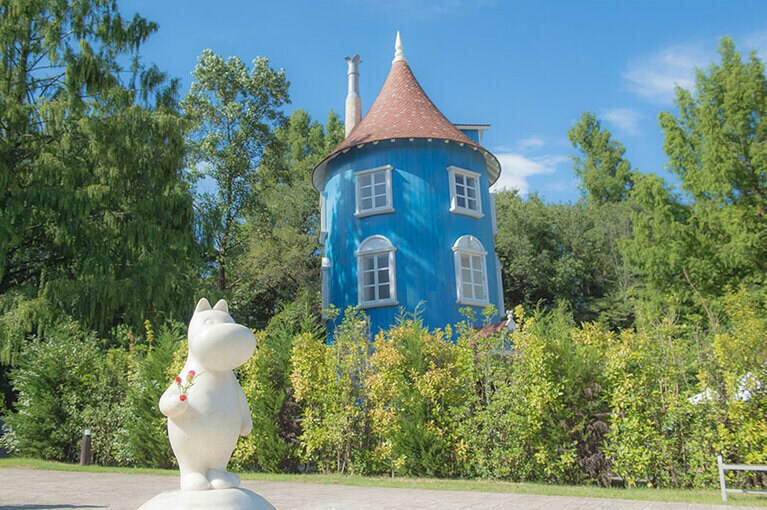 花摘みをしていたのかムーミンの手には野の花が。温かで居心地のよい雰囲気。©Moomin Characters(TM)　撮影：深野未季