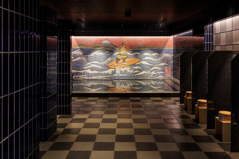 男湯のタイル画は、サーフィンをする長宗我部元親。いさましい。