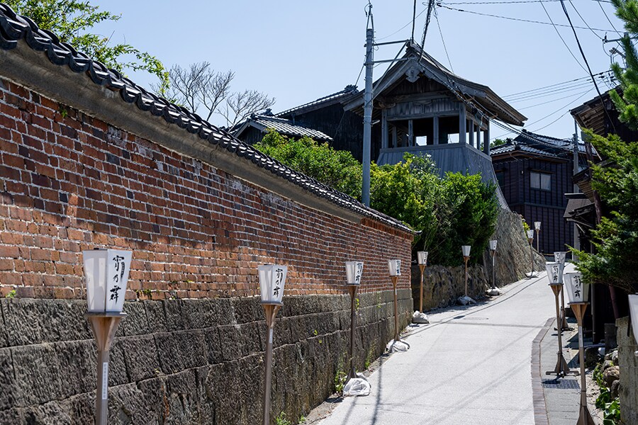 京町通りは、相川金銀山と奉行所を結ぶメインストリート。通りの奥に見えるのは「時鐘楼」。