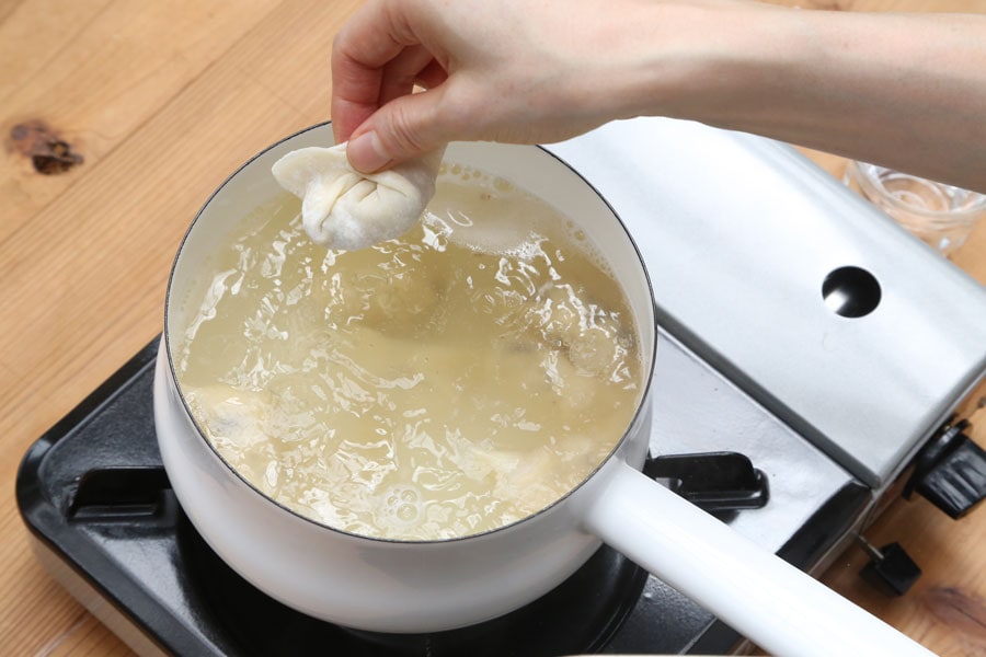 仕上げ用調味料を一煮立ちさせて、餃子にまわしかけて大葉、すりごまを散らして完成。