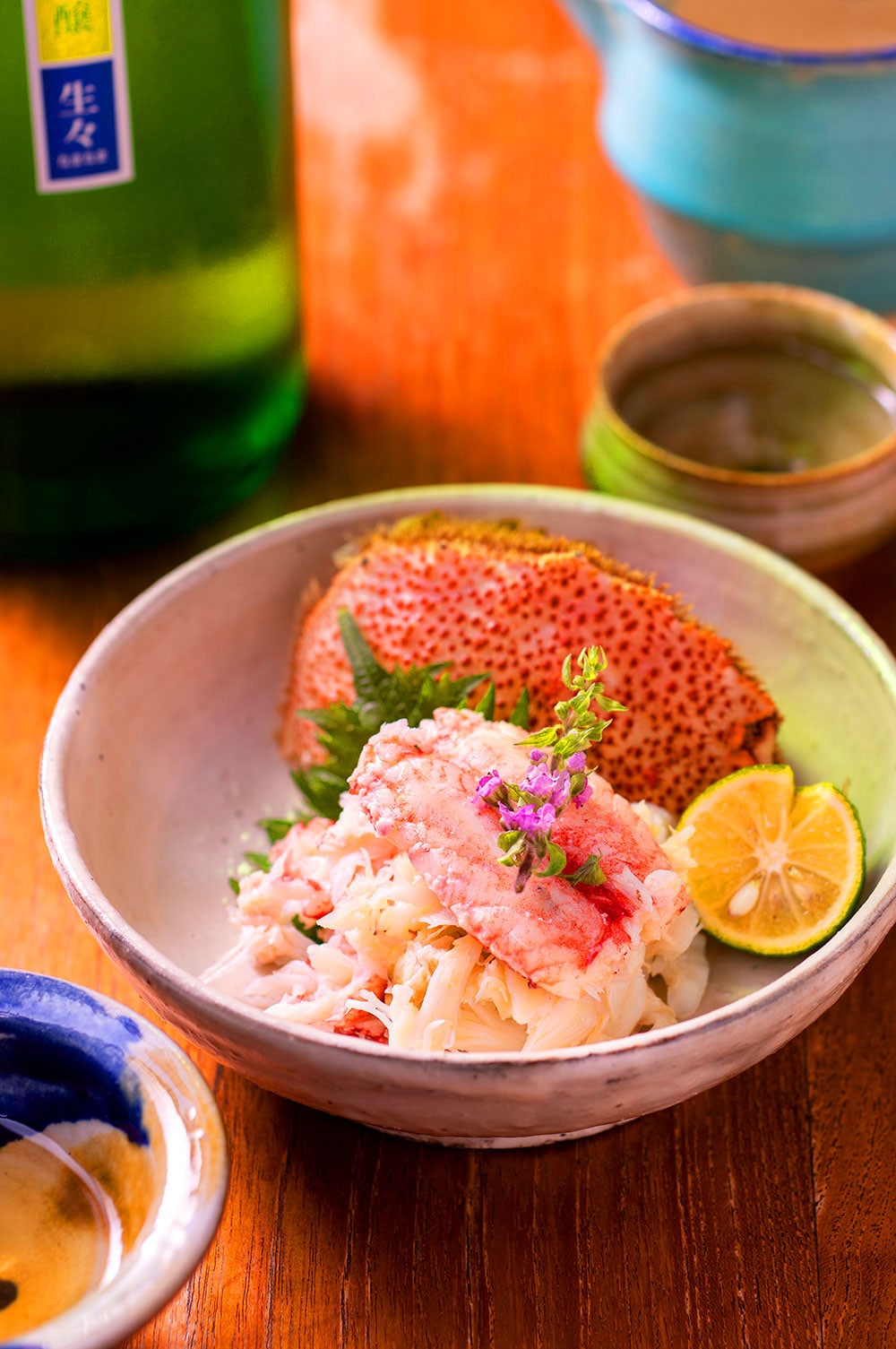 新鮮な北海道産毛蟹は、シンプルにボイルして特製蟹酢でどうぞ。