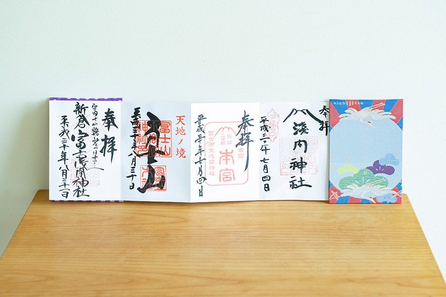 富士山周辺に数社ある浅間神社で授かったご朱印。地元の織物で作られた色鮮やかな表紙が特徴の御朱印帳なら、旅の記念にもなる。