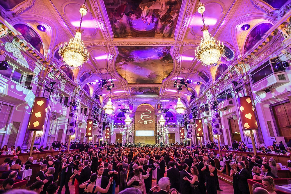 ウィーンの舞踏会はチケット(100ユーロ程度～)を手配すれば観光客も参加可能。写真はホーフブルク王宮、「カフェハウスオーナー舞踏会」。© Andi Bruckner