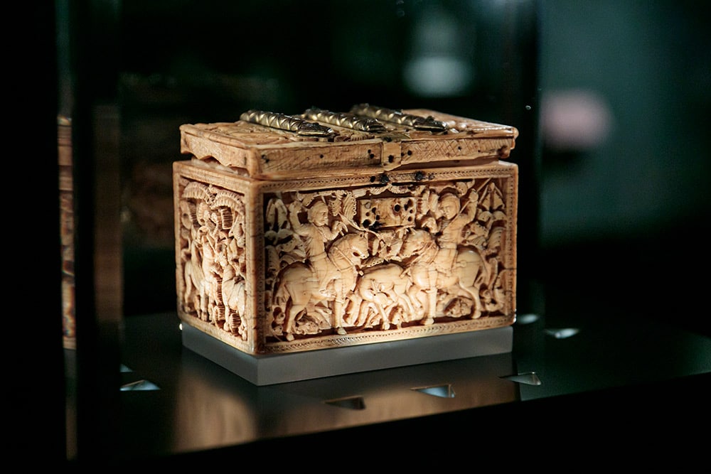 象牙に細工を施し、ブロンズ箔で仕上げた小箱。《スペイン、コルドバ, No.5/2002》(966-968年頃)。