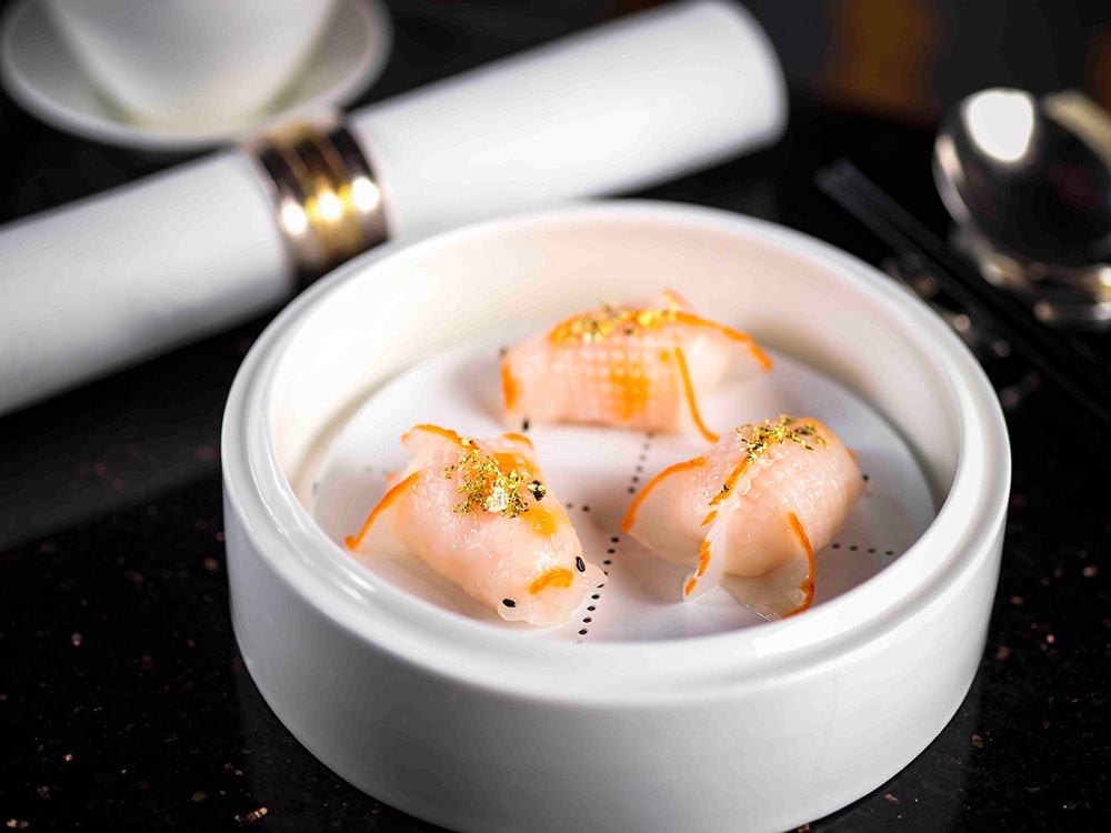 「Steamed Cristal Blue Shrimp Dumplings in Goldfish Shape(藍天使蝦金魚餃)」1皿(3個) 84マカオパタカ。 (C)Grand Lisboa Hotel
