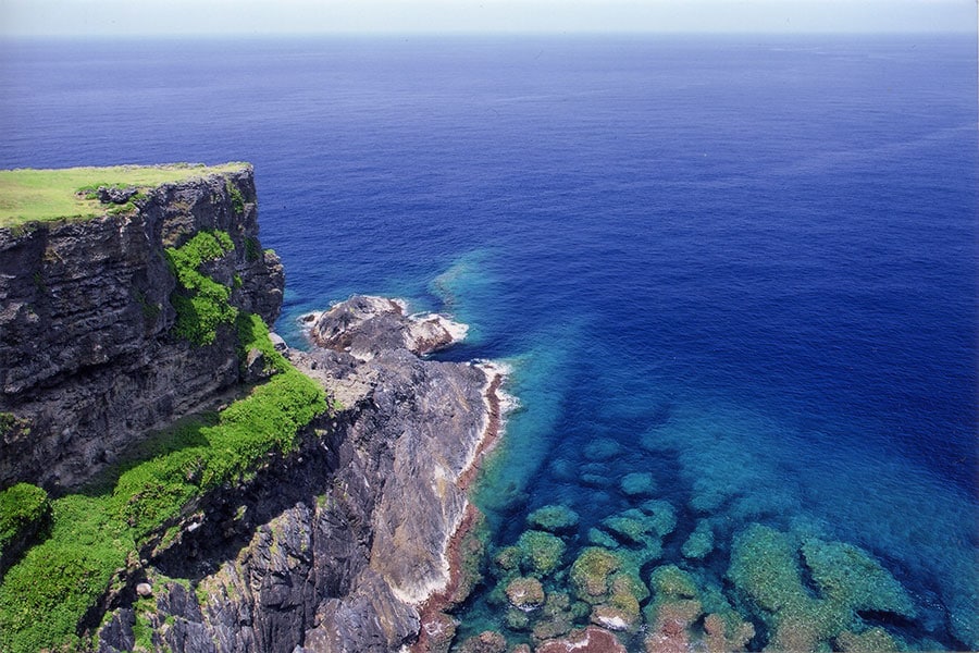 東シナ海に突き出した落差51メートルの断崖、田皆岬。時折、海ガメが顔を出すことも。(C)おきのえらぶ島観光協会