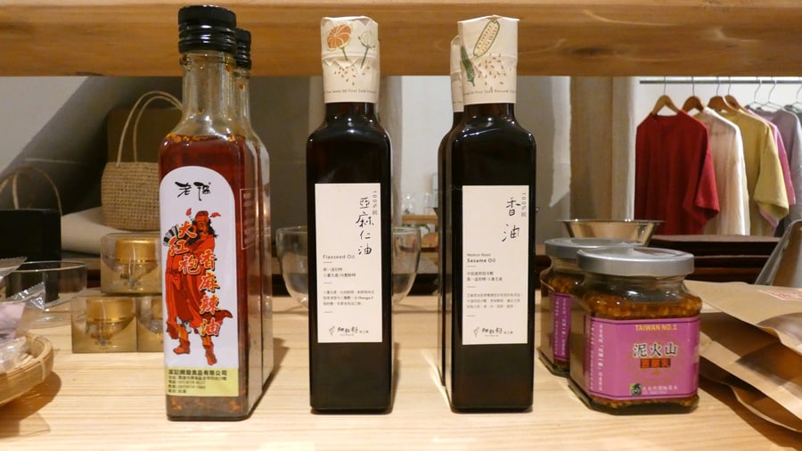 写真左から3番目が細粒籽油工房の香油、一番右が泥火山豆腐乳。ラー油やアマニ油もあります。