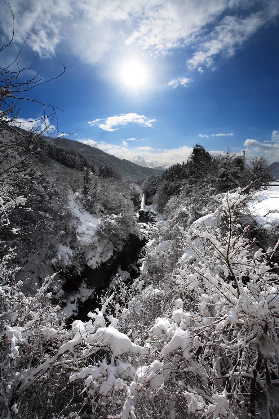 雪の綿ヶ滝。©石川県観光連盟