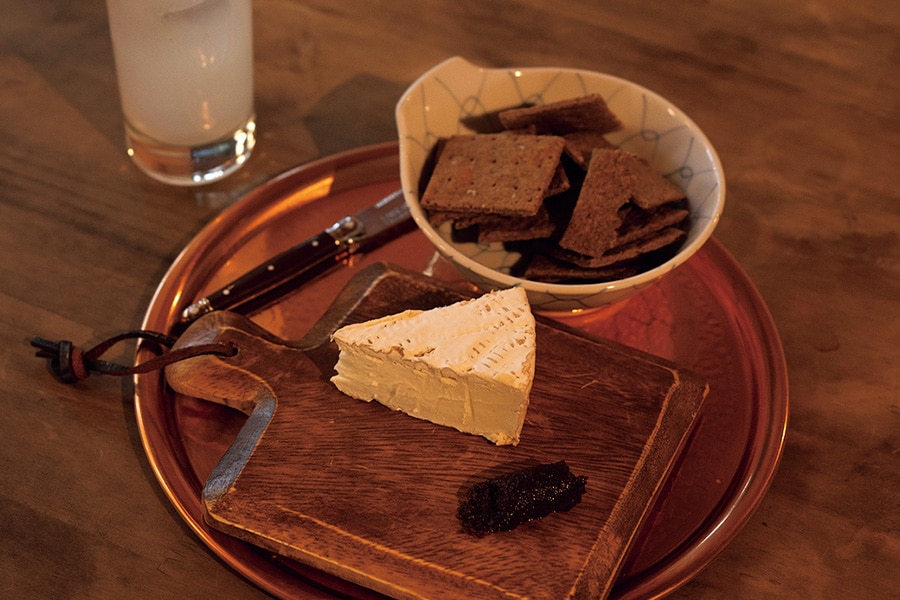 カクテルバーではチーズなどの軽いおつまみとともにクラフトジンやカクテルが味わえる。