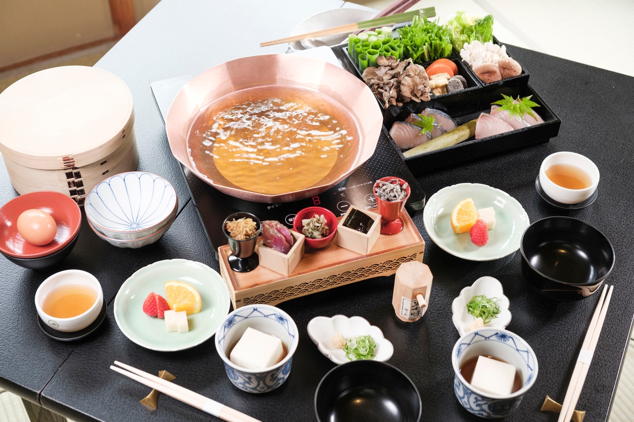 鍋を中心に、豆腐やお漬物、佃煮などご飯のお供もいろいろ。