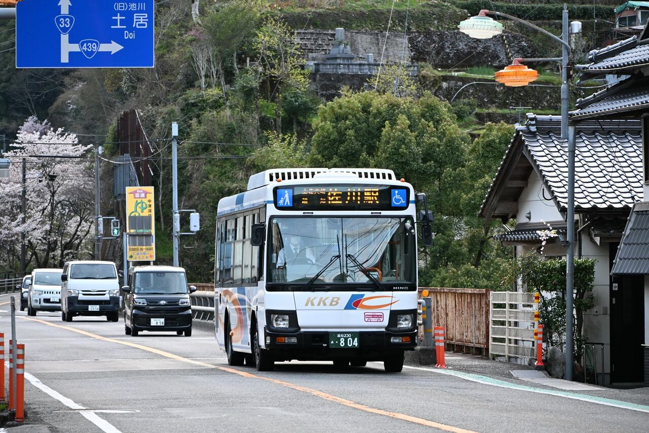 佐川駅行きの黒岩観光バスも「土佐大津」に定時到着。まだ誰も乗っていなかった