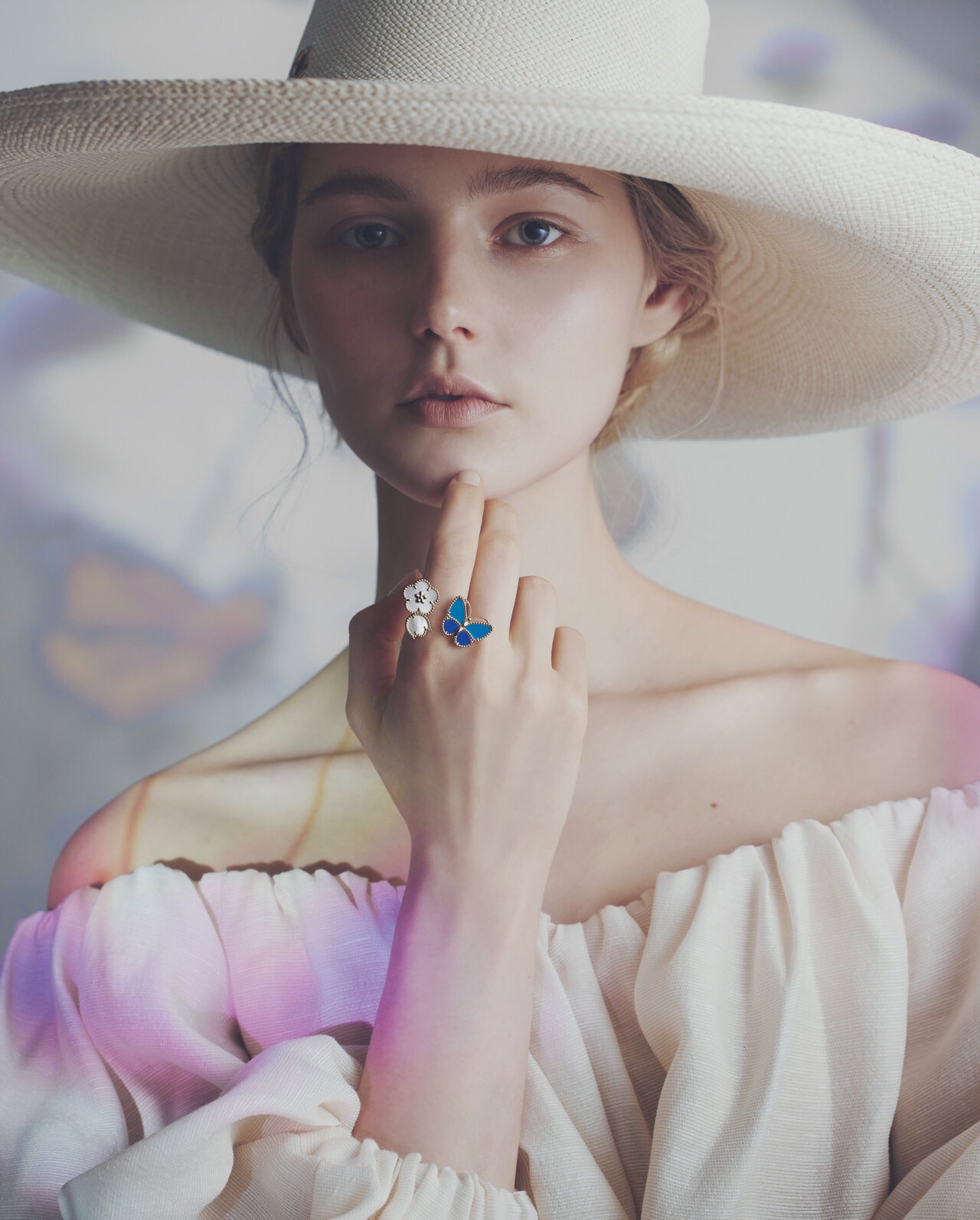 「ラッキー スプリング パピヨン アントレ レ ドア リング」（YG×ラピスラズリ×ブルーアゲート×ホワイトMOP）1,320,000円／ヴァン クリーフ＆アーペル（ヴァン クリーフ＆アーペル ル デスク）　帽子、トップス／スタイリスト私物