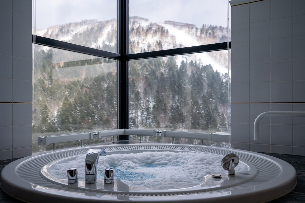 雄大なトマム山を眺めながら、ジェットバスでスキーの疲れを癒して。