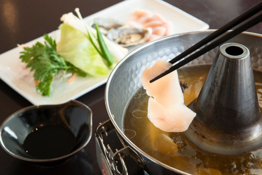 久米島赤鶏むね肉と旬の牡蠣を使った薬膳しゃぶしゃぶ。
