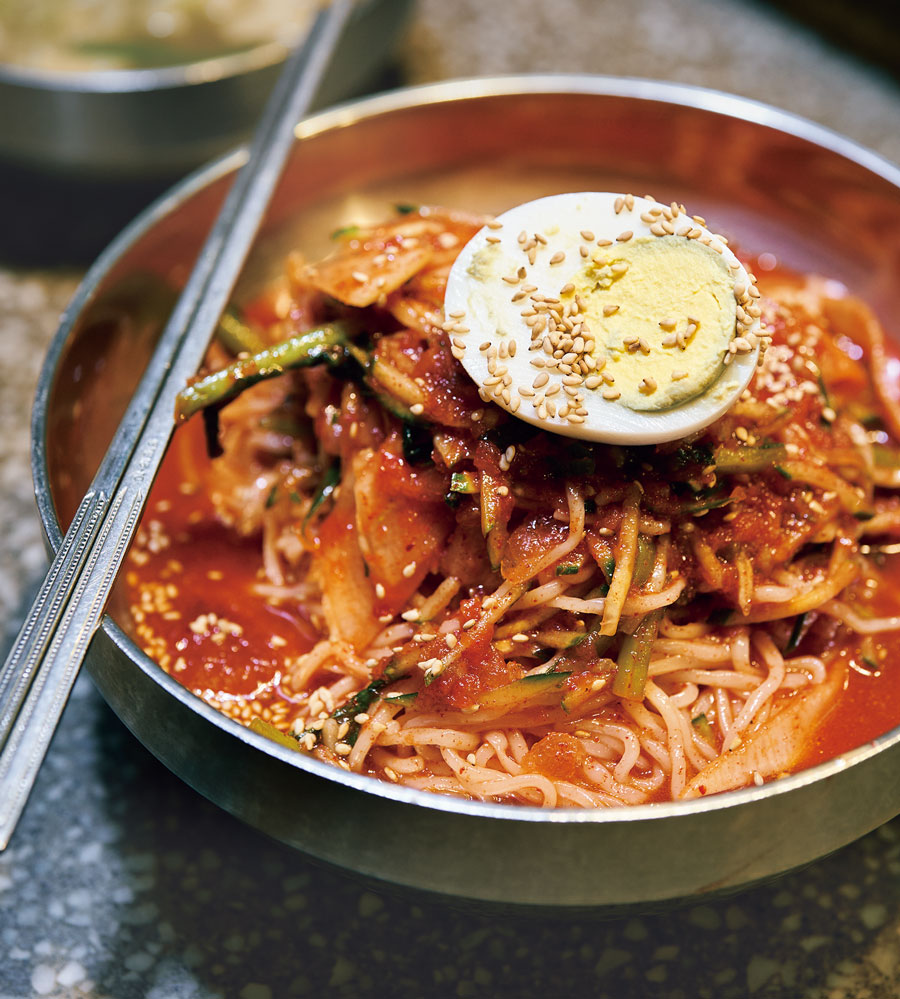 延曙市場の屋内にあるカウンターで食べられる冷たい和え麺、ビビムグクスW7,500。