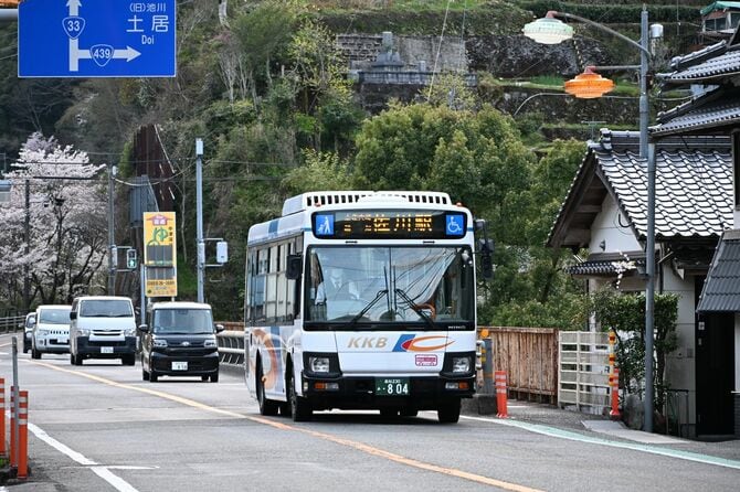 佐川駅行きの黒岩観光バスも「土佐大津」に定時到着。まだ誰も乗っていなかった