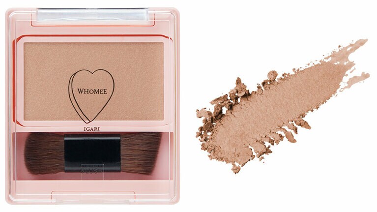 微細なパールが肌のキメにのって、遠目で見た時に自然なツヤ感に。塗ると顔に自然な陰影ができるキャニオンブラウン。