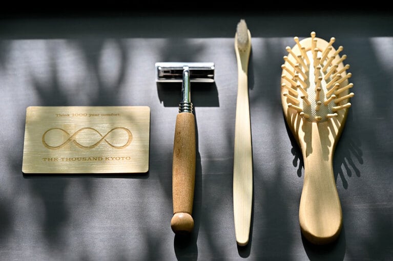 今春より、プラスティック製アメニティを客室から排し、竹製歯ブラシなどを有料で用意。